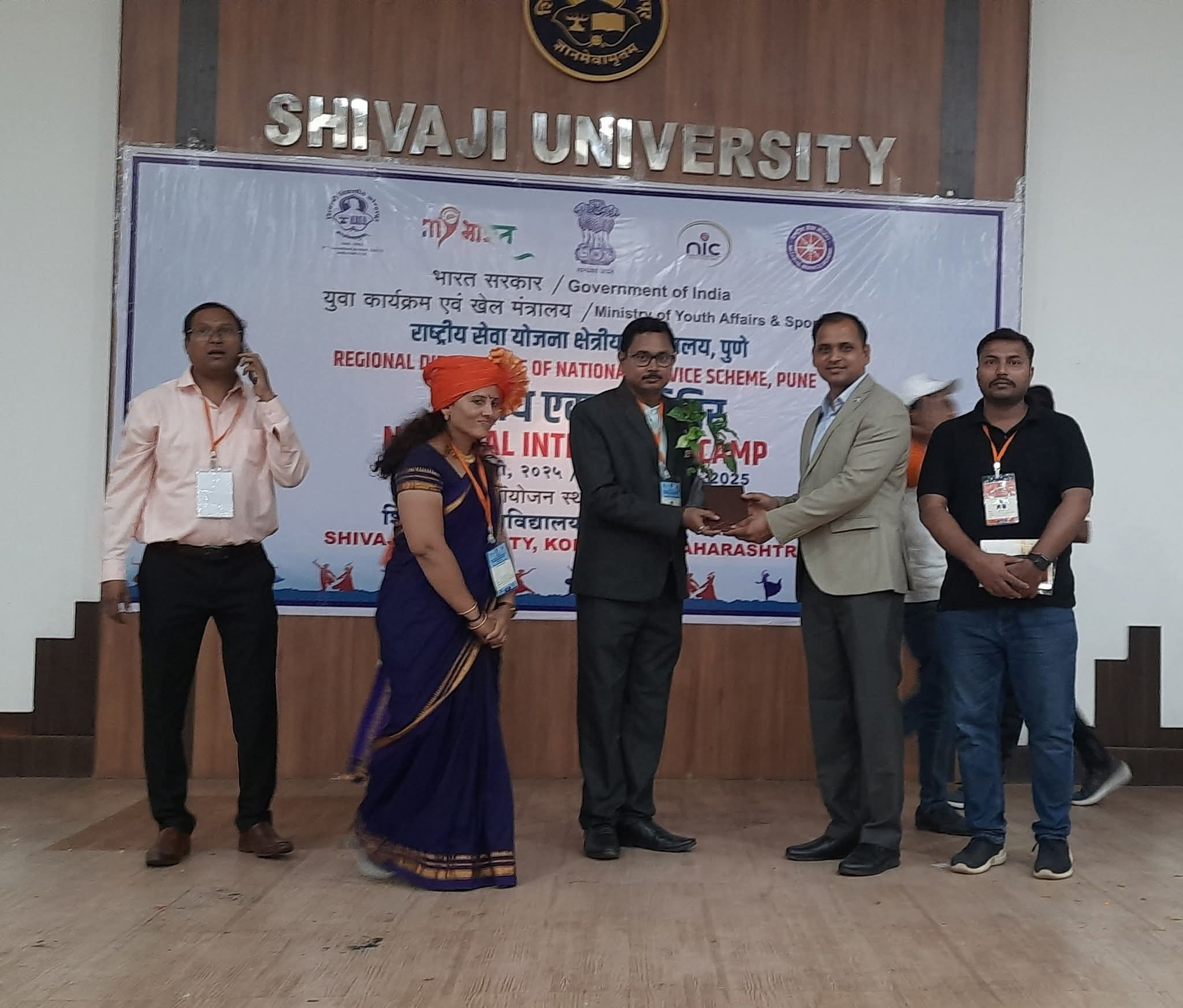 Prof. Kundan Ghosh receiving a memento at Shivaji University, Kolhapur